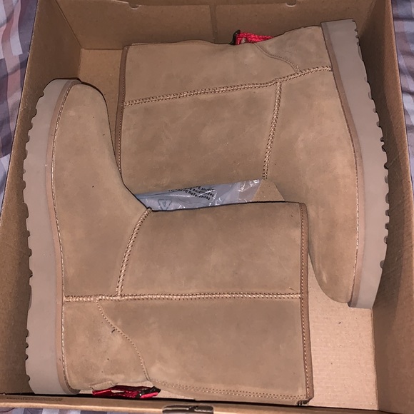 Fresh Pair of Brand New Winter Boots From Ugg. - Picture 3 of 5